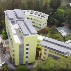 Lắp hệ thống điện mặt trời cho đại học xanh đầu tiên ở miền Tây